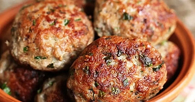 Aš jums pasakysiu, kaip aš ruošiu labai sultingus ir purius kotletus: į faršą dedu visai kitą ingredientą, o ne duoną ir batoną