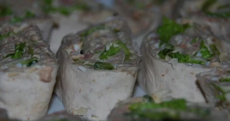 Lavašo suktinukai su tunu