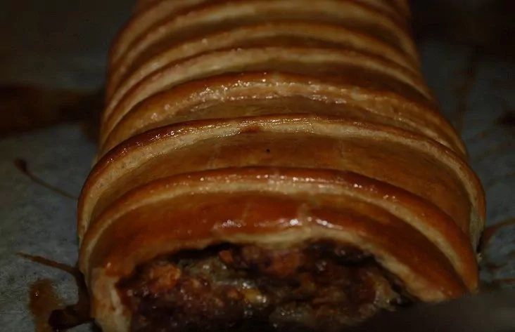 Maltos mėsos kepsnys sluoksniuotoje tešloje