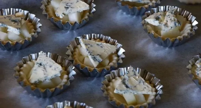 Sluoksniuotos tešlos krepšeliai su kriaušėmis ir pelėsiniu sūriu