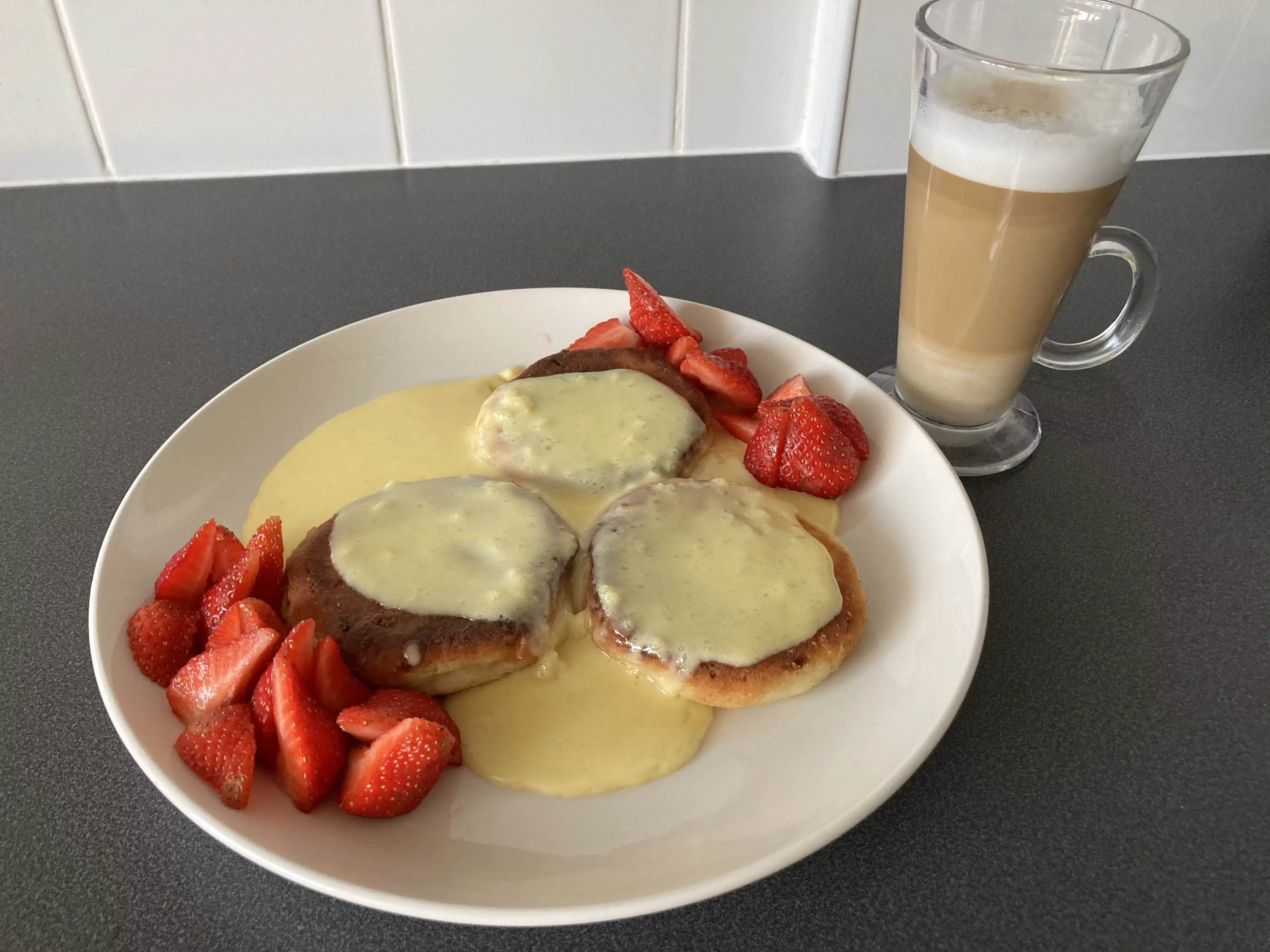 Močiutės senoviniai minkšti, purūs tikri kepti varškėčiai keptuvėje su grietine