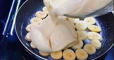 Su obuoliais, ar su bananais. Keptuvėje – minkštas, erdvus pyragas – tešla su vienu kiaušiniu