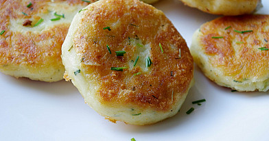 Простые картофельные котлеты на сковороде - лепешки с сыром и луком
