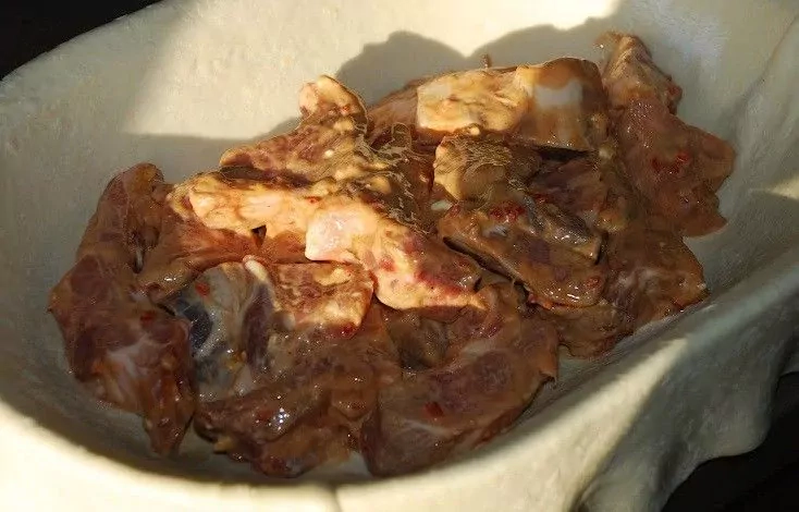 Tešlos luoboje troškinti šonkauliukai