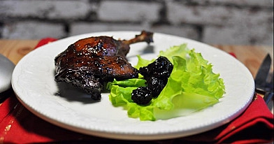 Roast duck legs with red wine sauce