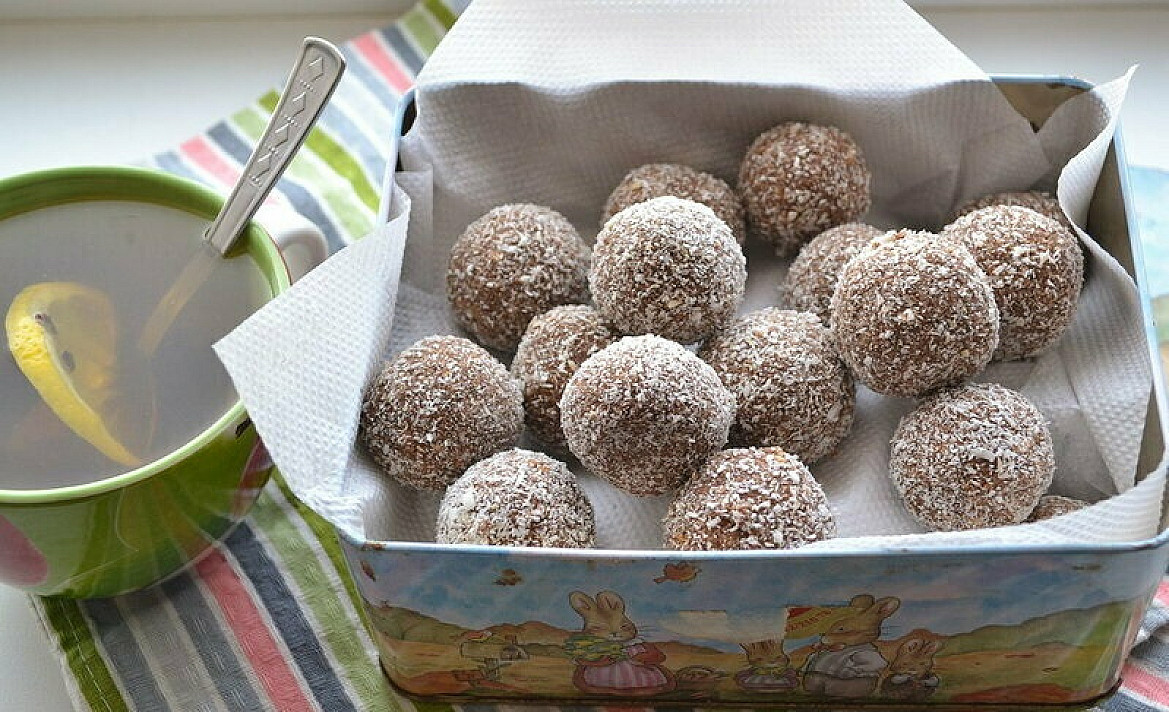 Easy no bake chocolate rum balls