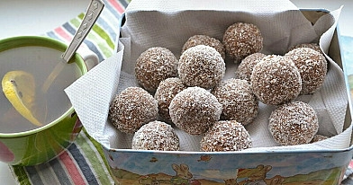 Easy no bake chocolate rum balls