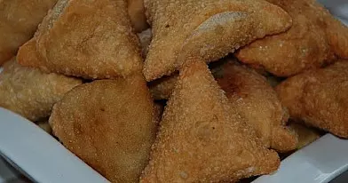 Traškūs trikampiukai su mėsos ir džiovintų grybų įdaru