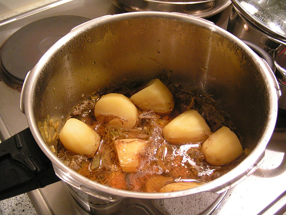 Говядина в скороварке - тушеная говядина с овощами и картофелем