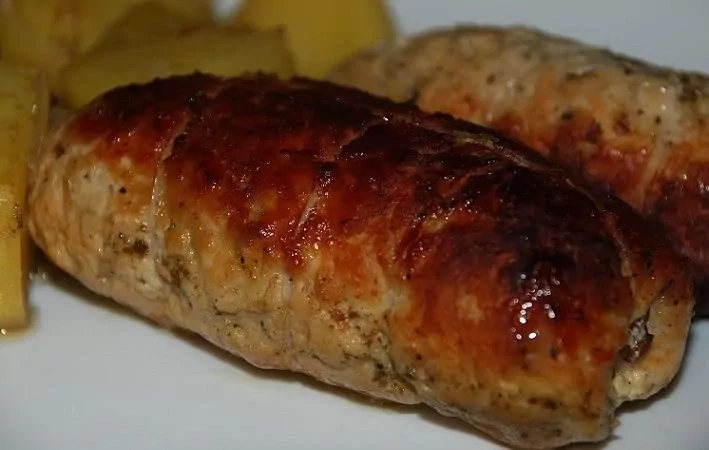 Kiaulienos suktinukai su raugintais kopūstais ir džiovintais grybais