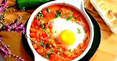 Keptas kiaušinis su aštriomis pupelėmis