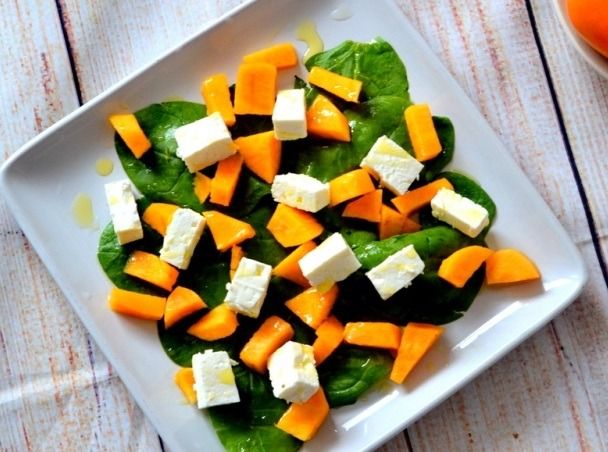 Gaivios salotos su persimonais ir feta