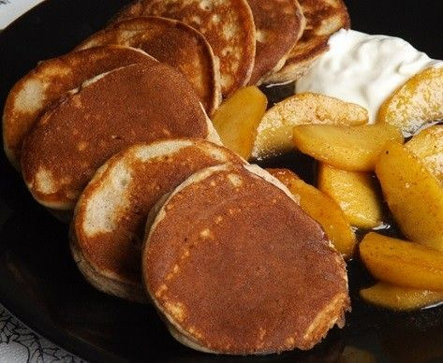 Cinnamon pancakes with caramelized apples and yogurt