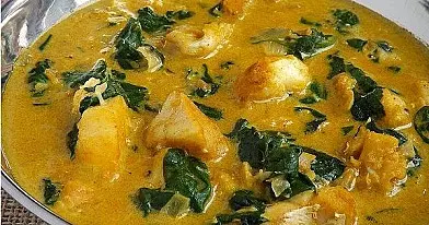 Cod with spinach and curry sauce