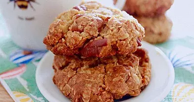 Oatmeal cookies with pecans
