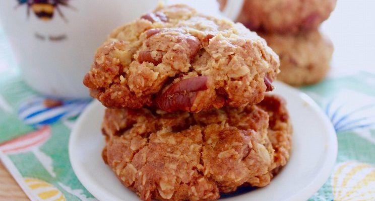 Oatmeal cookies with pecans