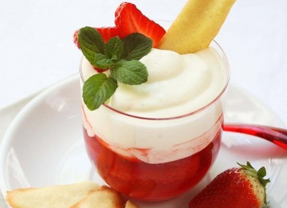 Mousse with strawberries and crunchy homemade cookies