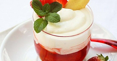 Mousse with strawberries and crunchy homemade cookies