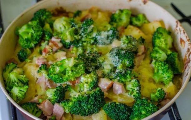 Potatoes and broccoli casserole