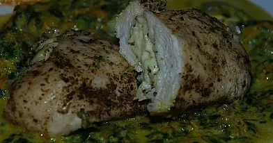 Vištienos suktinukas su pelėsiniu Brie sūriu ir špinatų padažu