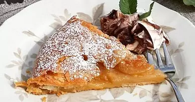 Kapotos tešlos pyragas su kriaušėmis ir obuoliais