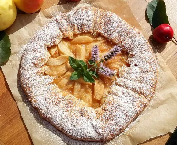 Kapotos tešlos pyragas su kriaušėmis ir obuoliais