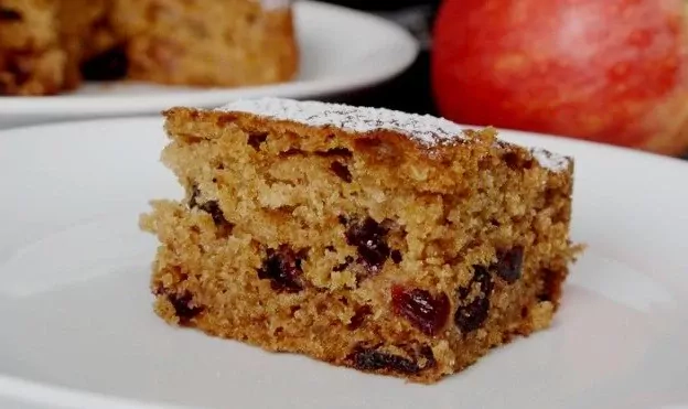 Pyragas su obuolių tyre ir džiovintomis spanguolėmis