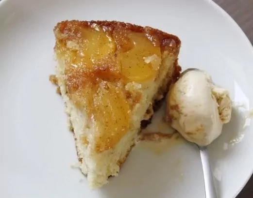 Apverstas karamelinis obuolių pyragas