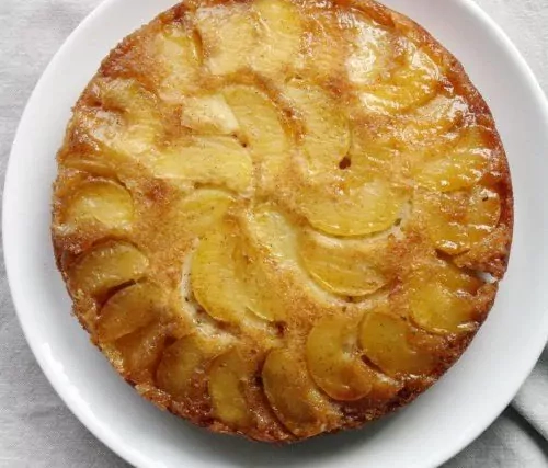 Apverstas karamelinis obuolių pyragas