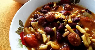 Dešrelių ir pupelių sriuba su smulkiais makaronais