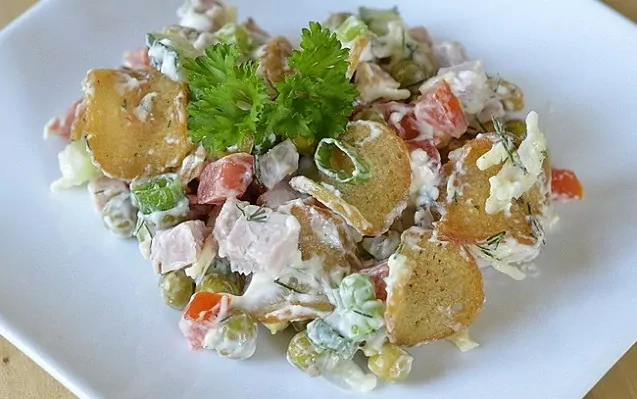 Kumpio salotos su duonos traškučiais | Receptas