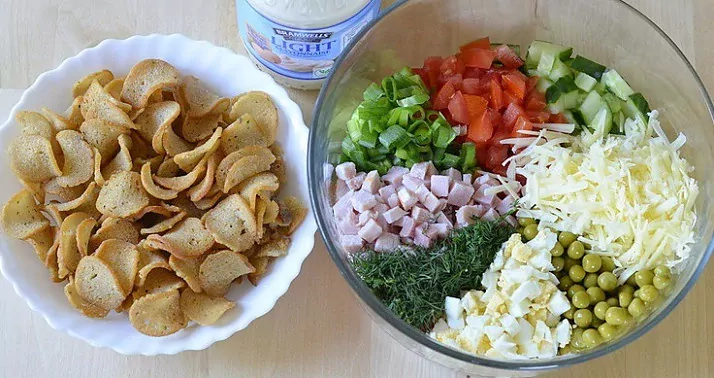 Kumpio salotos su duonos traškučiais | Receptas