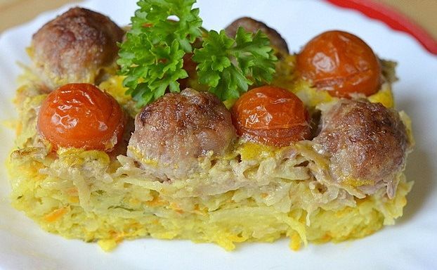 Bulvių apkepėlė su mėsos kukuliais