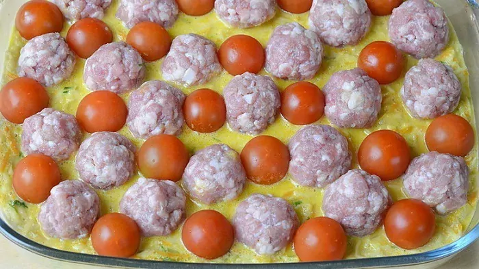 Bulvių apkepėlė su mėsos kukuliais