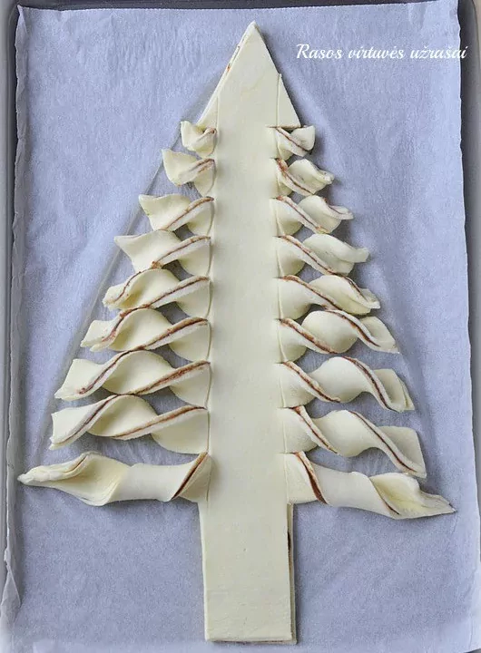 Eglutė iš sluoksniuotos tešlos