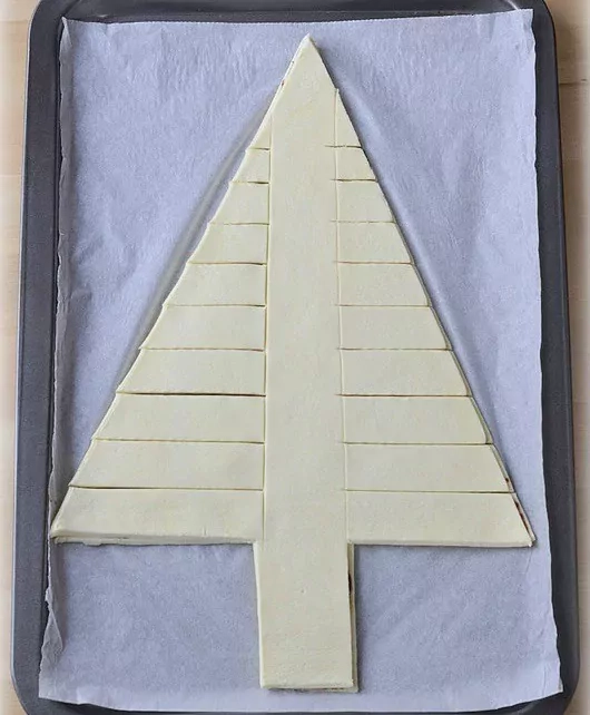 Eglutė iš sluoksniuotos tešlos