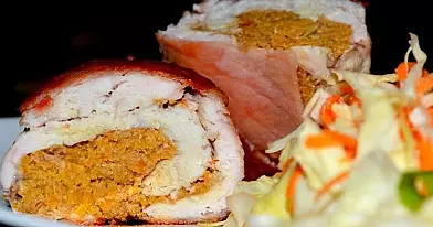 Vištienos krūtinėlė, įdaryta morkomis ir riešutais