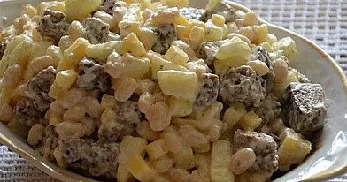 Mišrainė su kepinta duona ir pupelėmis