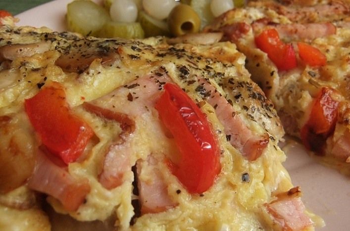 Omletas keptuvėje su daržovėmis, kumpiu ir sūriu