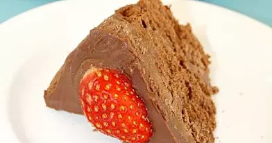 Šokoladinis tortas su saldinto sutirštinto pieno kremu