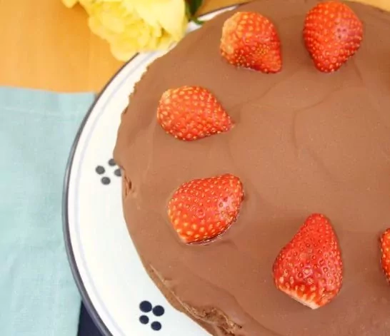 Šokoladinis tortas su saldinto sutirštinto pieno kremu