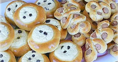 Mielinės bandelės iš šaldytuve kildintos tešlos (su dešrele ir su varške)