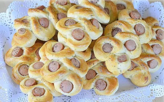 Mielinės bandelės iš šaldytuve kildintos tešlos (su dešrele ir su varške)