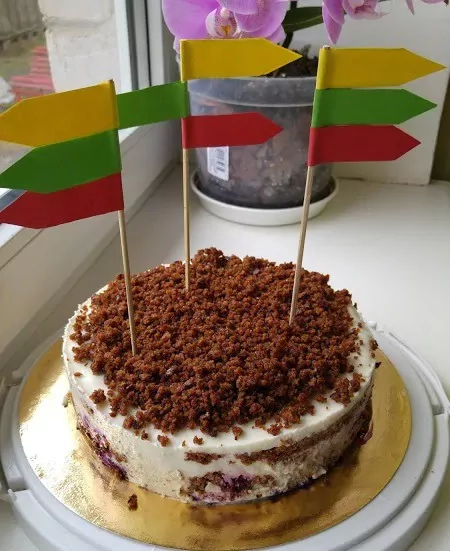 Juodos duonos tortas su kremu