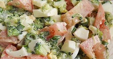 Brokolinių kopūstų ir pomidorų mišrainė