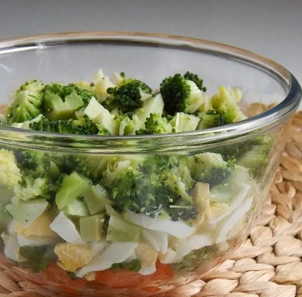 Brokolinių kopūstų ir pomidorų mišrainė