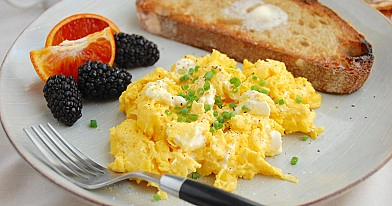 Scrambled eggs receptas - plakta kiaušinienė su grietine