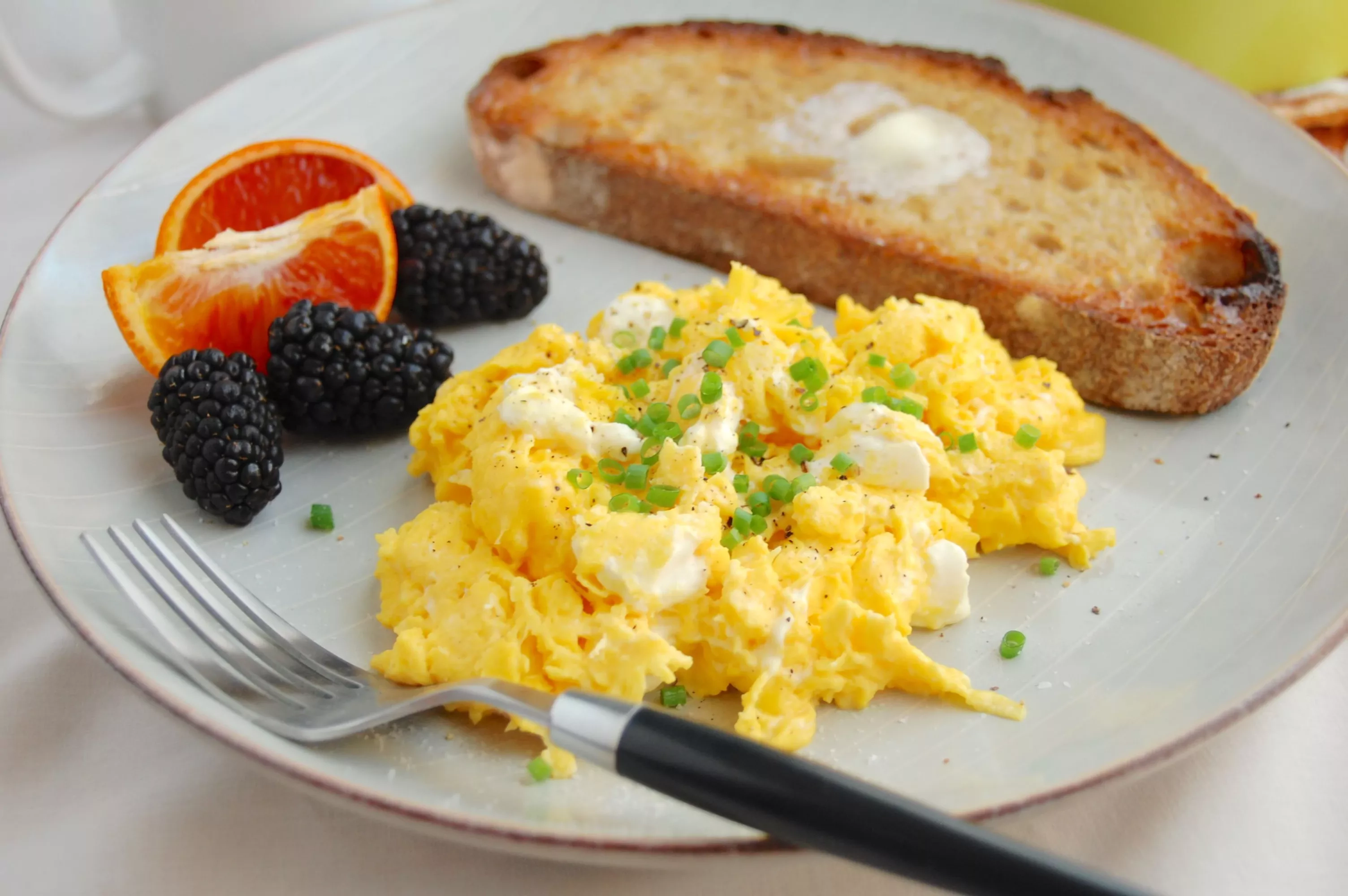 Рецепт завтрака с сыром и яйцами. Американский омлет Скрэмбл. Американская яичница Скрэмбл. Яичница болтунья и Скрэмбл. Омлет Скрэмбл яичница.