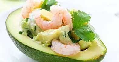 Krevetėmis įdarytas avokadas
