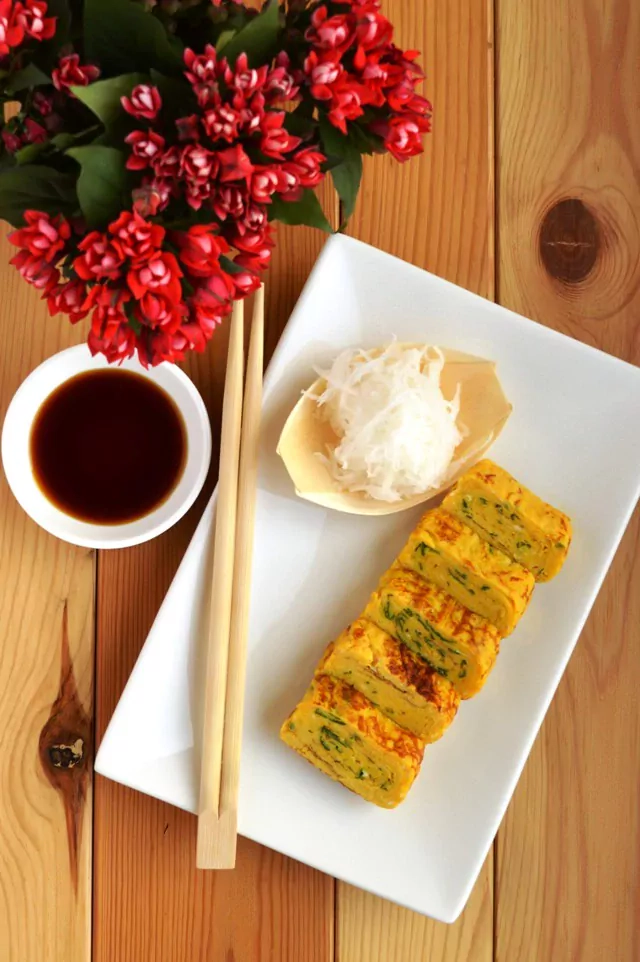 Japoniškas omletas Tamagoyaki - pikantiškas ir sluoksniuotas su baltojo ridiko salotomis